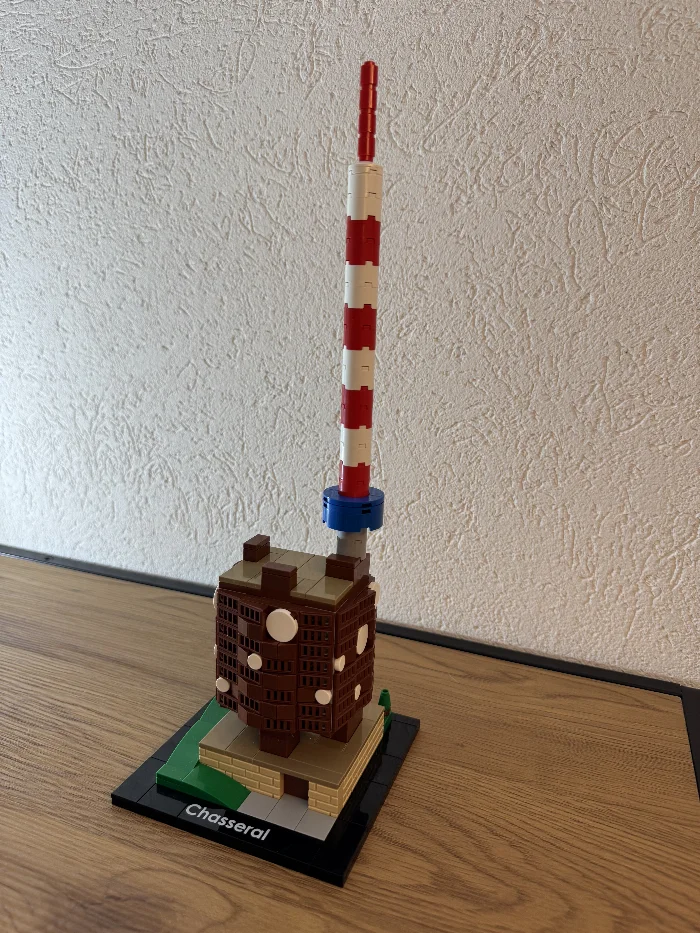 La façade et l’antenne du modèle en briques